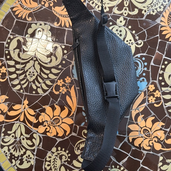 BLACK FAUX LEATHER WAIST BAG - Picture 5 of 7